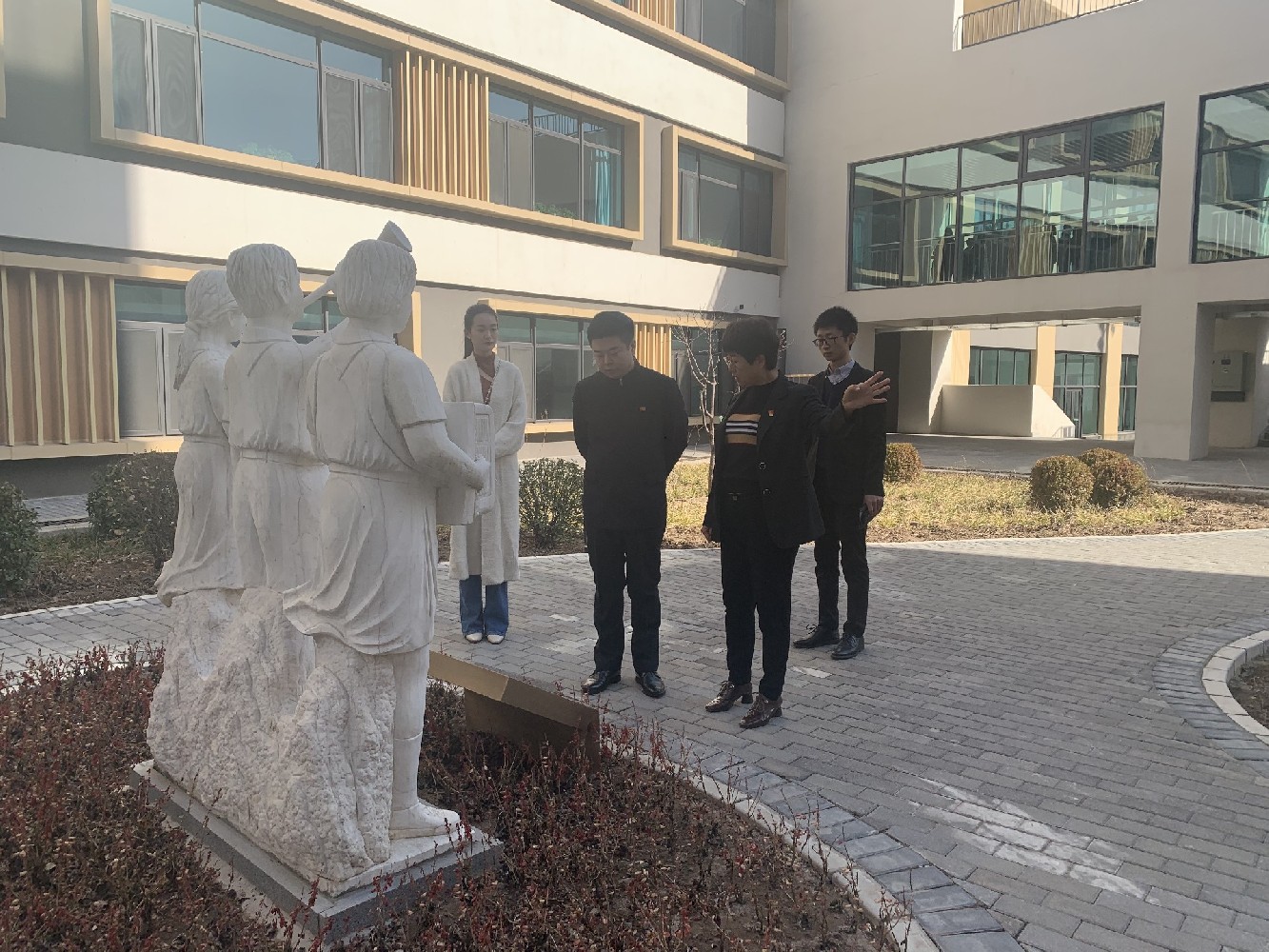 公司領(lǐng)導到運河中學附屬小學走訪調(diào)研