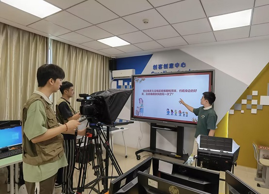 公司拍攝組為客戶服務(wù)